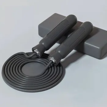 Nastavitelné švihadlo s protiskluzovou rukojetí a ložiskem 3 m Délka dle výšky Domácí kardio pro ženy, muže i děti Barevné provedení černá