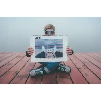 Kalendář Charitativní kalendář 2025 Koloshop x Petr Hricko pro Lékaře bez hranic