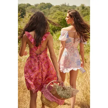 Dámské šaty Trendyol pudrové mini šaty s páskem, podšívkou a volánky Trendyol šedá 2317157