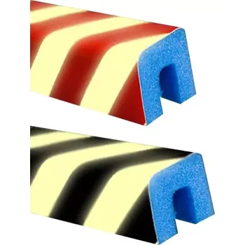 Výstražná páska Černo-žlutá pěnová výstražná fotoluminiscenční ochrana rohů zdí a stěn typ AC - délka 100 cm, šířka 3,2 cm, výška 4,5 cm