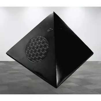 Šungitová pyramida s květem života – 4 cm, harmonizační kámen