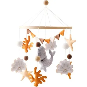 Létající drak Závěsný kolotoč nad postýlku 45 x 25 cm Mořský svět s velrybou, mušlemi, korály, hvězdicemi a dřevěným kruhem na zavěšení hnědá
