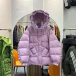 Krátká péřová bunda s kapucí a výrazným prošíváním Barva: Fialová, Velikost: M