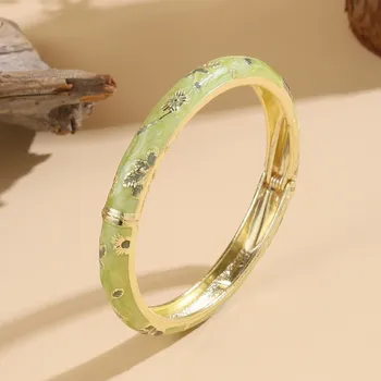 Náramek B-TOP Dámský pozlacený náramek se zeleným smaltem a zlatými květy