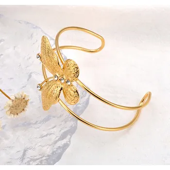 Náramek B-TOP Dámský pevný náramek s motýlem z nerezové oceli Druh barvy: Zlatá