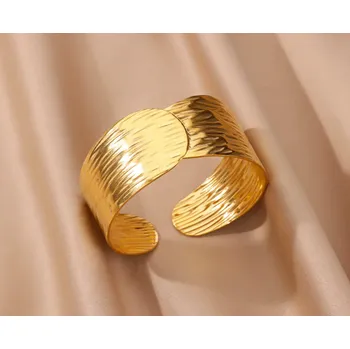 Náramek B-TOP Dámský pozlacený náramek z nerezové oceli s nepravidelným povrchem