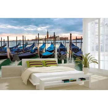 Fototapeta DIMEX | Samolepicí vliesová fototapeta na zeď Gondola v Piazza San Marco MA-5-2764 | 375 x 250 cm | zelená, modrá, červená + Samolepicí vliesová fototapeta na stěnu DIMEX Gondola v Piazza San Marco MA52764 v rozměru 375 x 250 cm