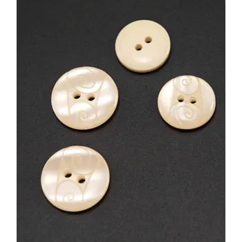 Knoflík Dírkový knoflík - smetanový perleťový - průměr 1,4 cm