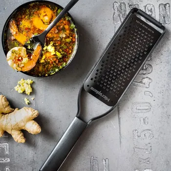 Struhadlo MICROPLANE Black Sheep Coarse 30 cm - ruční kuchyňské struhadlo na sýr a zázvor z nerezové oceli