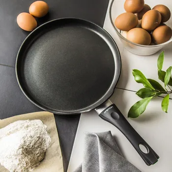 Pánev AMBITION Magnat 25 cm černá - nepřilnavá pánev na palačinky