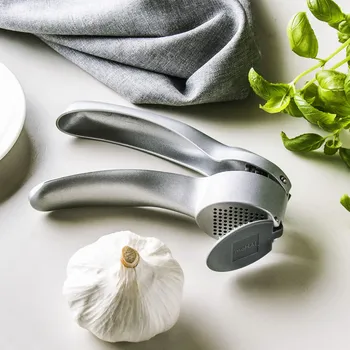 Lis na česnek MOHA Galien 15,5 cm stříbrný – hliníkový lis na česnek