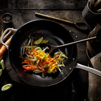 Pánev SKOTTSBERG Cast Iron 34 cm - železná pánev / wok na oheň s nepřilnavým povrchem