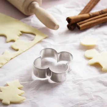 Forma na pečení Kovová forma / vykrajovátko na sušenky VELKÝ KVĚT 5,5 cm