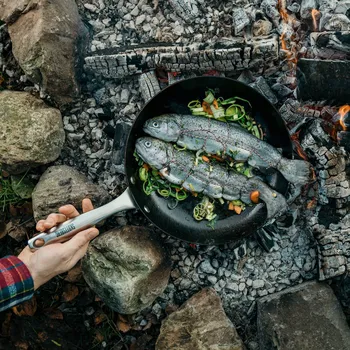 Pánev SKOTTSBERG Cast Iron 28 cm - litinová pánev na oheň s nepřilnavým povrchem