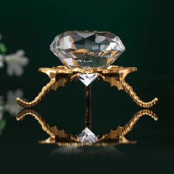 Diamantová ozdoba na zlaté základně křišťál zlatá dekorace