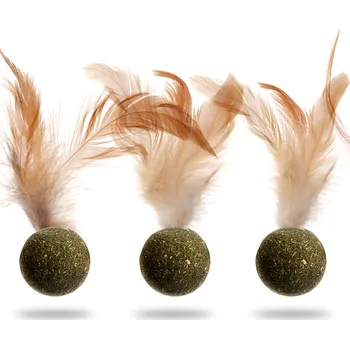 Hračka pro kočku JK ANIMALS kulička s pírkem ze šanty kočičí 3 cm (12 ks)