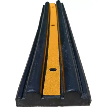 Černo-žlutý gumový doraz na rampu - délka 100 cm, šířka 16 cm, výška 4,5 cm