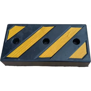 Černo-žlutý gumový reflexní doraz na rampu - délka 50 cm, šířka 25 cm, výška 8,5 cm