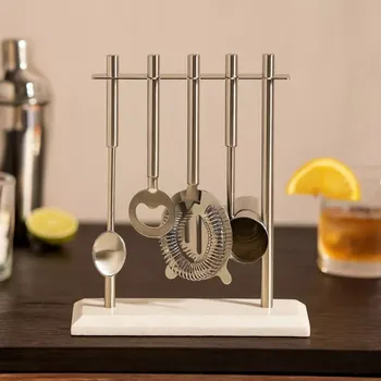 Čtyřdílná stříbrná sada na výrobu koktejlů Kave Home Aniceli