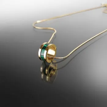 Náhrdelník Náhrdelník z pozlacené oceli se zeleným perleťovým kroužkem č. 1594