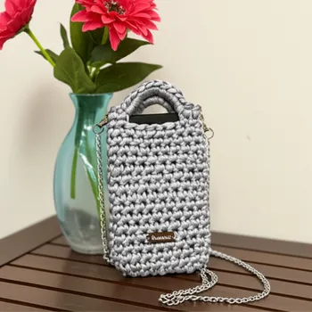 Kabelka Stříbrná háčkovaná kabelka na mobil s řetízkem – handmade