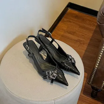 Dámské lodičky Dámské lodičky s podpatkem a páskem Barva: Černá, Velikost: 34