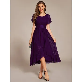 Dámské šaty Večerní šaty s asymetrickým lemem a výšivkou Barva: Fialová, Velikost: M