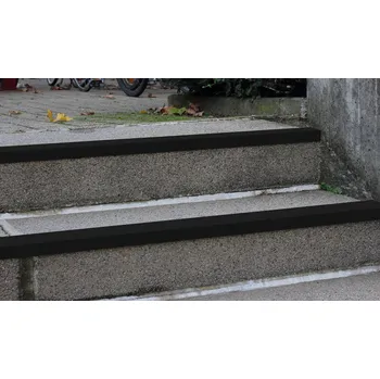 Dílenský stůl Protiskluzová nášlapná hrana z plastu, H 70 mm, Š 600 mm, barva černá