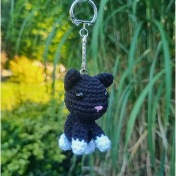 Háčkovaný přívěsek na klíče - kočička
