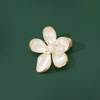 Brož Éternelle Brož s perlou a zirkony Corinne - květina B7274-XZ476001 Zlatá