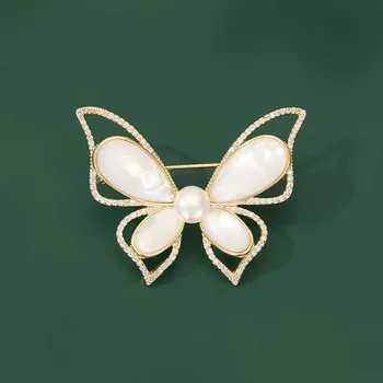 Brož Éternelle Brož s perlou a zirkony Azalea - motýl B7282-XH2525 Zlatá