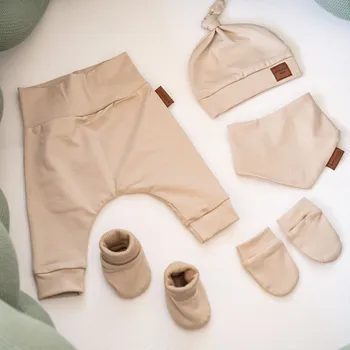 Kojenecká čepice Novorozenecký set 5dílný / čepice s uzlíkem, tepláčky, slintáček, capáčky a rukavičky / béžový