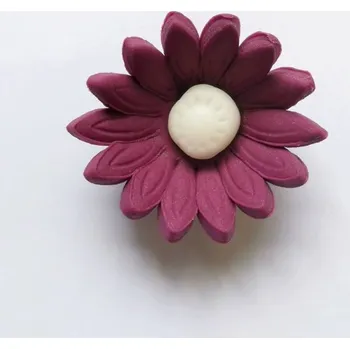 Jedlá dekorace na dort CZ distribuce Cukrová sedmikráska malá tmavě fialová (25 ks) ▹