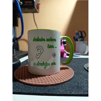 Hrnek s nadhledem – Jedním uchem tam, druhým ven