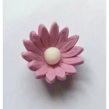 Jedlá dekorace na dort CZ distribuce Cukrová sedmikráska malá lila (25 ks) ▹