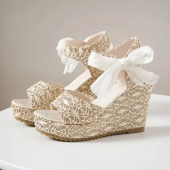 Dámské sandále Dámské sandály na klínku se zapínáním na pásek Barva: Béžová, Velikost: 35