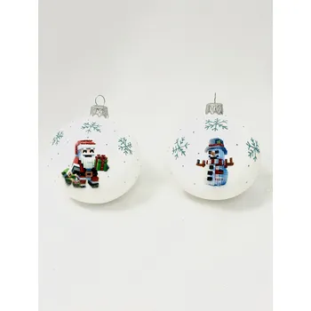 Vánoční ozdoba Sada Pixelový Santa s dárky a Pixelový sněhulák s kloboukem – 2 skleněné koule 8 cm (s dárkovou krabičkou) IRISA Velikost: 8 cm, Balení: 2ks, Barva: bílá
