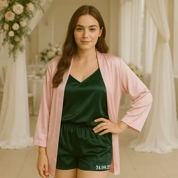 Dámský erotický župan Set saténový župánek RŮŽOVÝ a pyžámko pro DRUŽIČKU s iniciálami a datem Velikost župánku: M, Počet výšivek: Na kraťásky tiskací font, Velikost a barva pyžámka: XL - zelené