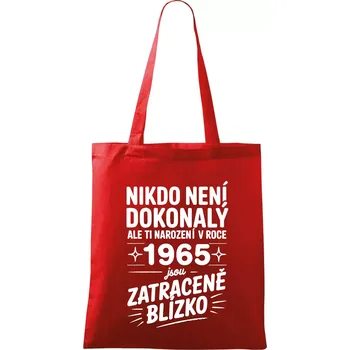 Nákupní taška Nikdo není dokonalý ale ti narození v roce 1965 jsou zatraceně blízko - Taška bavlněná - 42 x 38 cm ( Červená )