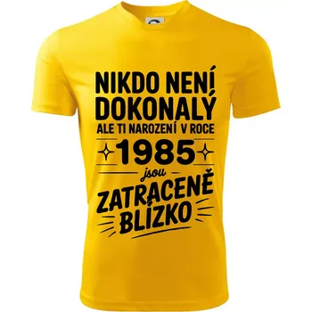 Chlapecké tričko Nikdo není dokonalý ale ti narození v roce 1985 jsou zatraceně blízko - Dětské triko sportovní (dresovina) - 122 cm/6 let ( Žlutá )
