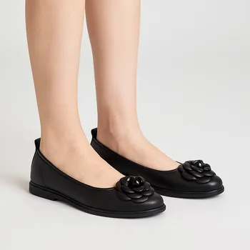Dámské sandále Dámské černé kožené baleríny Letizia s květinovým detailem Velikost: 39