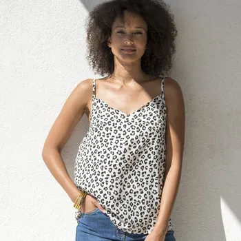 Dámské tričko Top s výstřihem do V s vlnkovaným zakončením a leopardím potiskem režná/hnědošedá 42