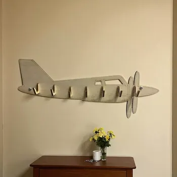Věšák Dřevěný věšák motiv letadlo