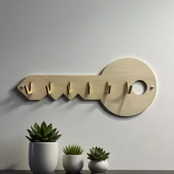 Věšák Dřevěný věšák motiv klíč