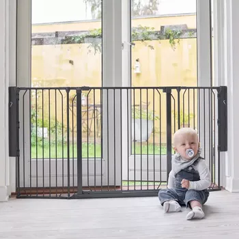 Dětská zábrana BabyDan Univerzální prostorová zábrana BabyDan Carl Wide černá