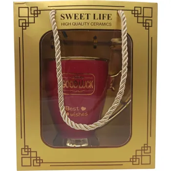 KERAMICKÝ HRNEK ČERVENÝ NA KÁVU NEBO ČAJ S OZDOBNOU DÁRKOVOU KRABIČKOU