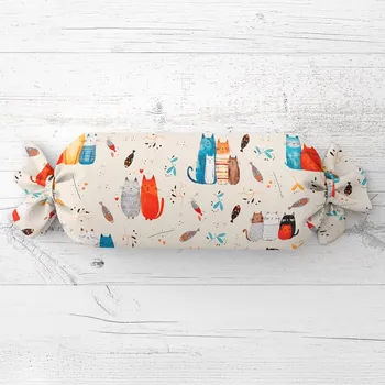Dekorativní polštářek Dětský polštář válec bonbon Sandra SA-655 Kočičí svět modro-červený na krémovém 15x40 cm