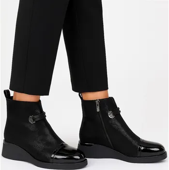 Dámské sandále Dámské černé kotníkové boty Epica s klínkem a lesklou špičkou Velikost: 38