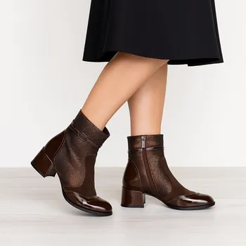 Dámské sandále Dámské hnědé kotníčkové boty Letizia s lakovanými prvky a třpytivým svrškem Velikost: 36