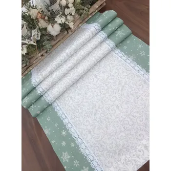 ubrus Běhoun vánoční - stříbrné ornamenty na bílé lemované bílými vločkami na skandinávsky zelené